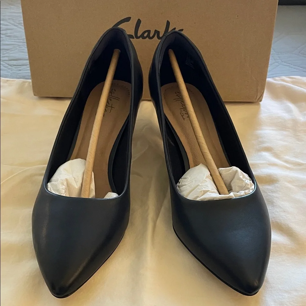 Clarks Women's Elegant Navy Heels - Picture 1 of 8